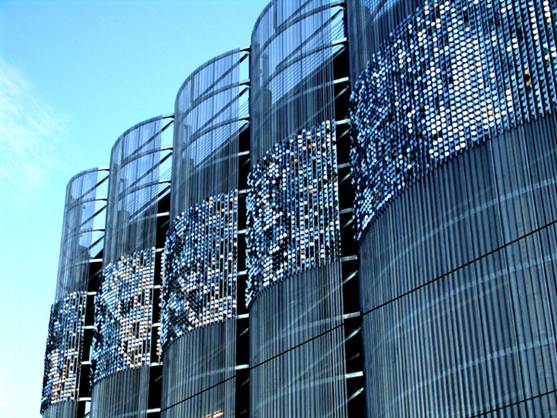 Movable round pieces incorporated into the Ecoscreen façade.