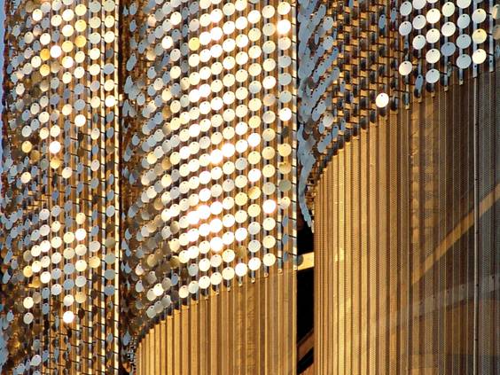 Metal Dance by wind and Light reflection through various angle create a vivid shining effect. Ecoscreen lives the project.